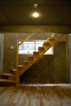 ジブログデザイン 都心に建てた木がいっぱいの「賃貸併用住宅（3階建て＋地下室）」の建築実例画像3