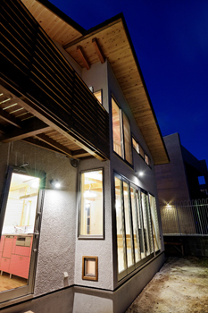 ジブログデザイン 無垢材で作ったオーダー収納、家具がたくさん！壁にキャットウォークを設置した自然林を望む長期優良住宅の建築実例画像2