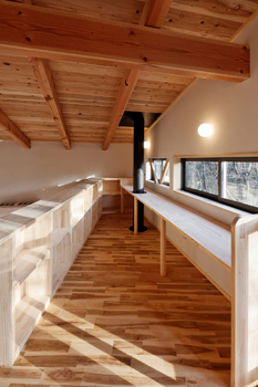 ジブログデザイン 無垢材で作ったオーダー収納、家具がたくさん！壁にキャットウォークを設置した自然林を望む長期優良住宅の建築実例画像3