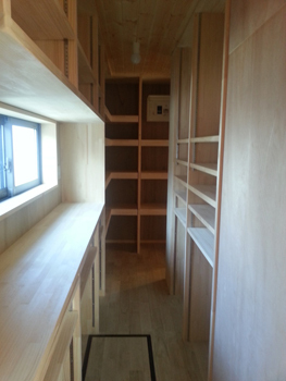 ジブログデザイン 無垢材で作ったオーダー収納、家具がたくさん！壁にキャットウォークを設置した自然林を望む長期優良住宅の建築実例画像5