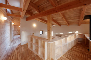 ジブログデザイン 無垢材で作ったオーダー収納、家具がたくさん！壁にキャットウォークを設置した自然林を望む長期優良住宅の建築実例画像6