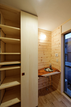 ジブログデザイン 無垢材で作ったオーダー収納、家具がたくさん！壁にキャットウォークを設置した自然林を望む長期優良住宅の建築実例画像10