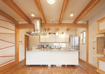 ジブログデザイン 自然素材と間取りの工夫で、10年経っても愛着の湧く回り縁のある家の建築実例画像1