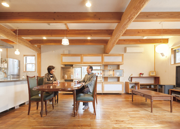 ジブログデザイン 自然素材と間取りの工夫で、10年経っても愛着の湧く回り縁のある家の建築実例画像2