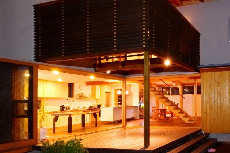 ジブログデザイン 「住む」よりも「楽しむ」落ち着いたインドアと開放的なアウトドアが融合。四季の風と暮らす家の建築実例画像2