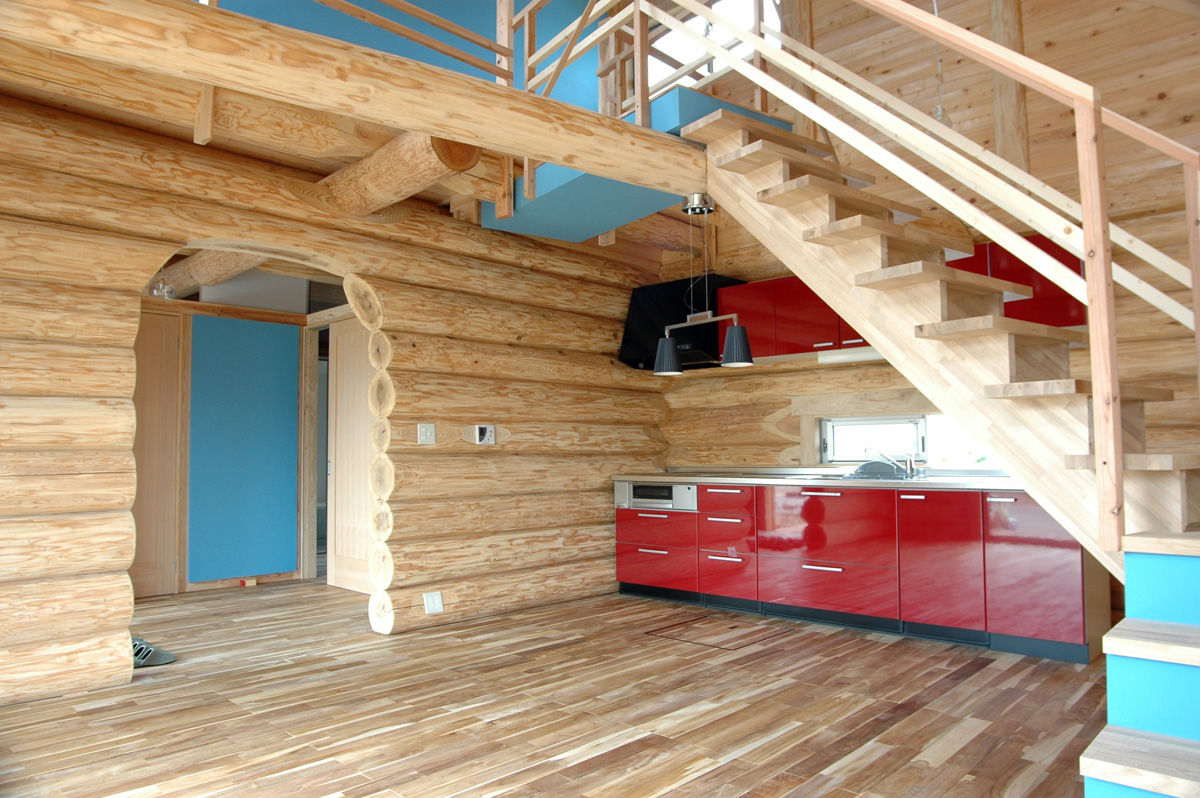 ジブログデザイン 軒の深い大屋根が美しく、シンプルでプロポーションの良いハンドカットのフルログハウスの建築実例画像2