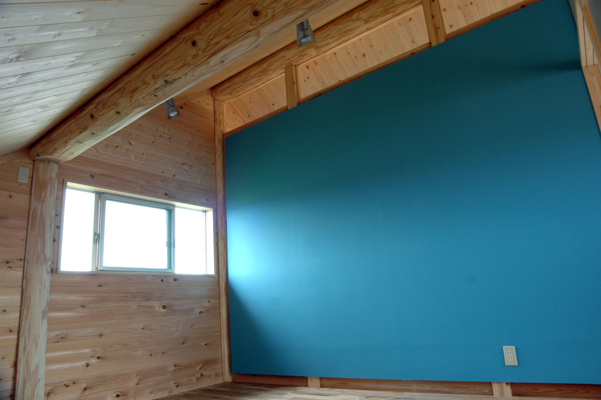 ジブログデザイン 軒の深い大屋根が美しく、シンプルでプロポーションの良いハンドカットのフルログハウスの建築実例画像3