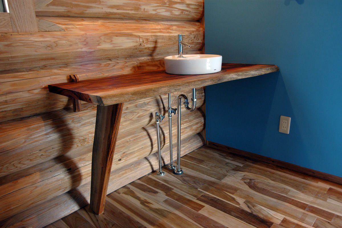 ジブログデザイン 軒の深い大屋根が美しく、シンプルでプロポーションの良いハンドカットのフルログハウスの建築実例画像4