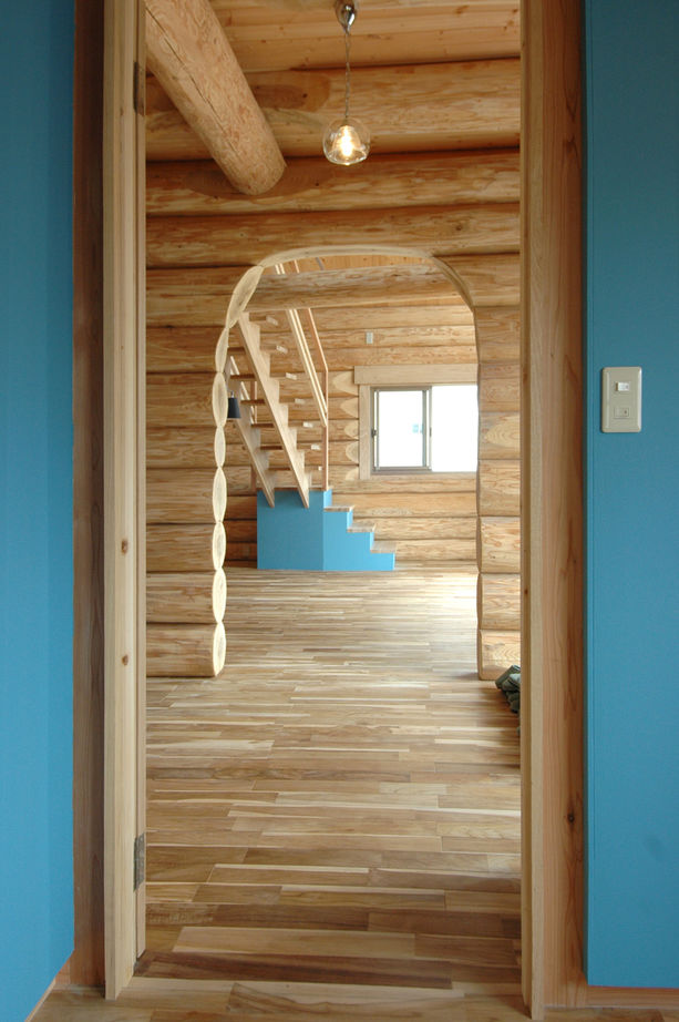 ジブログデザイン 軒の深い大屋根が美しく、シンプルでプロポーションの良いハンドカットのフルログハウスの建築実例画像5