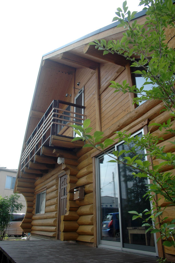 ジブログデザイン 軒の深い大屋根が美しく、シンプルでプロポーションの良いハンドカットのフルログハウスの建築実例画像6