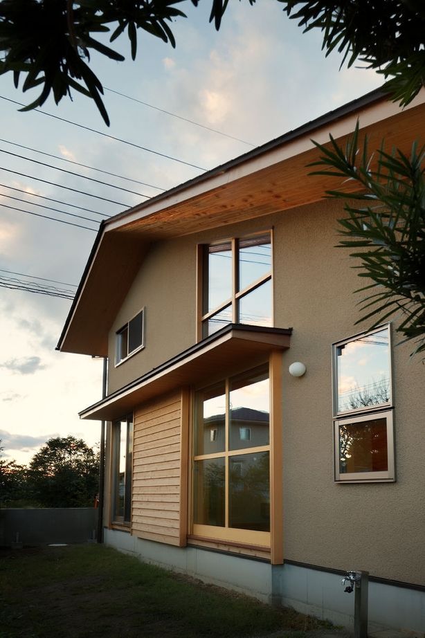 ジブログデザイン 2階建てと平屋のよさを融合した「1.5階建ての家」。家に居ながらにして緑の風を感じる寛ぎの住まいの建築実例画像