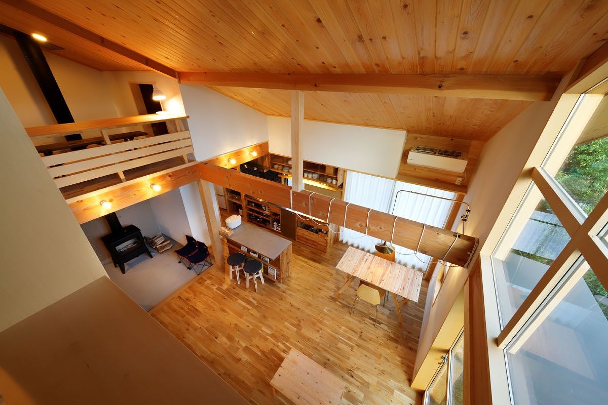 ジブログデザイン 2階建てと平屋のよさを融合した「1.5階建ての家」。家に居ながらにして緑の風を感じる寛ぎの住まいの建築実例画像2