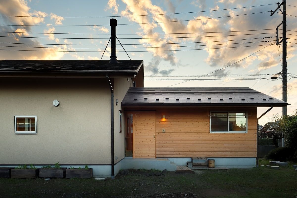 ジブログデザイン 2階建てと平屋のよさを融合した「1.5階建ての家」。家に居ながらにして緑の風を感じる寛ぎの住まいの建築実例画像3