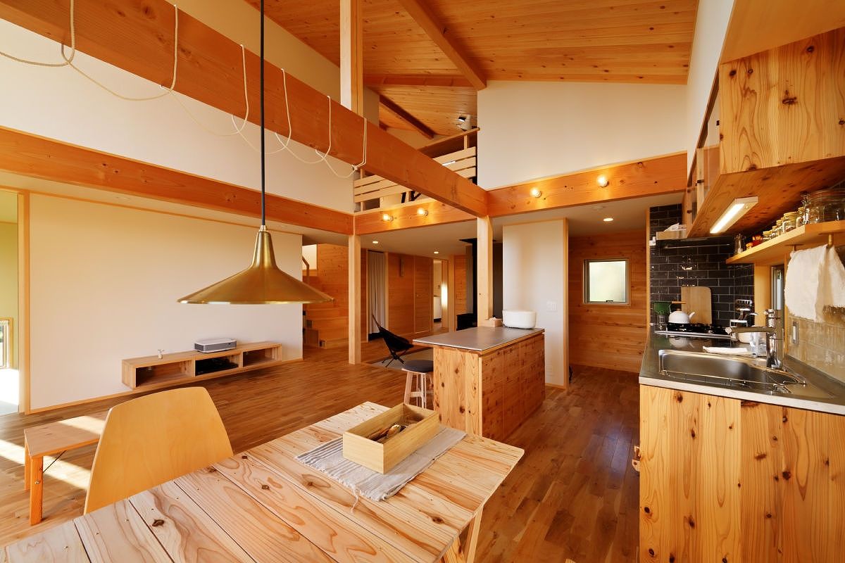 ジブログデザイン 2階建てと平屋のよさを融合した「1.5階建ての家」。家に居ながらにして緑の風を感じる寛ぎの住まいの建築実例画像4