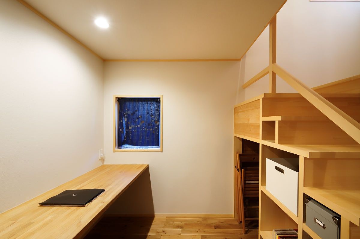 ジブログデザイン 2階建てと平屋のよさを融合した「1.5階建ての家」。家に居ながらにして緑の風を感じる寛ぎの住まいの建築実例画像5