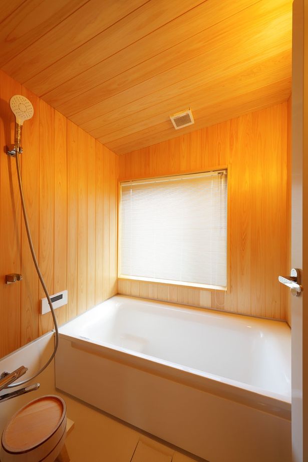 ジブログデザイン 2階建てと平屋のよさを融合した「1.5階建ての家」。家に居ながらにして緑の風を感じる寛ぎの住まいの建築実例画像8