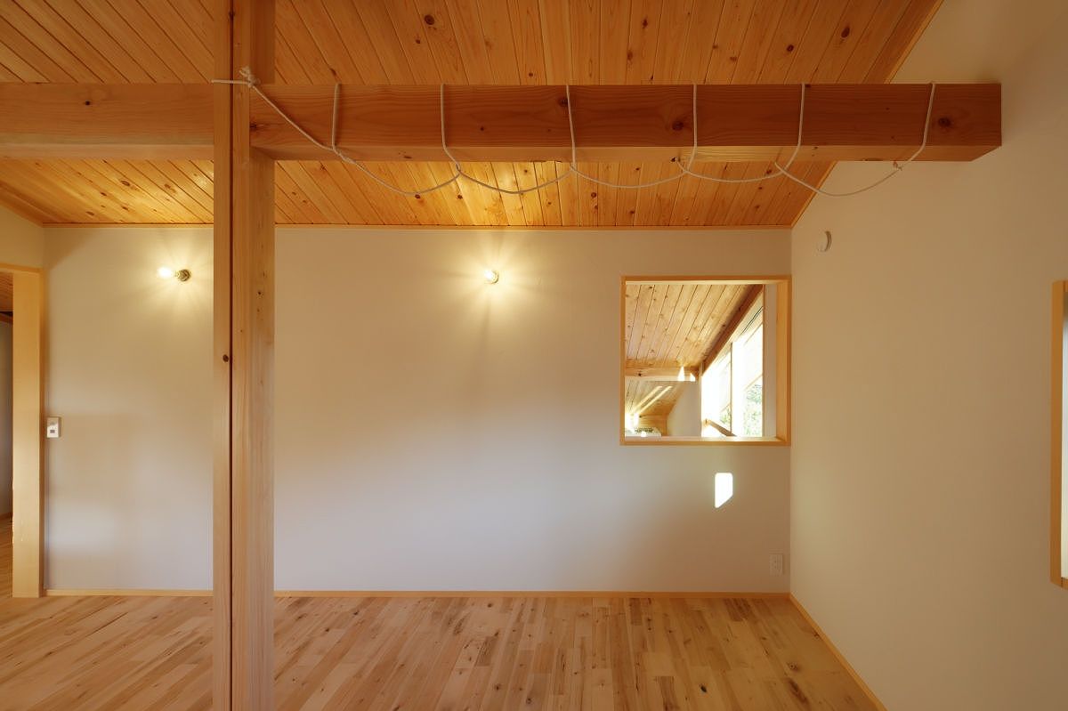 ジブログデザイン 2階建てと平屋のよさを融合した「1.5階建ての家」。家に居ながらにして緑の風を感じる寛ぎの住まいの建築実例画像9