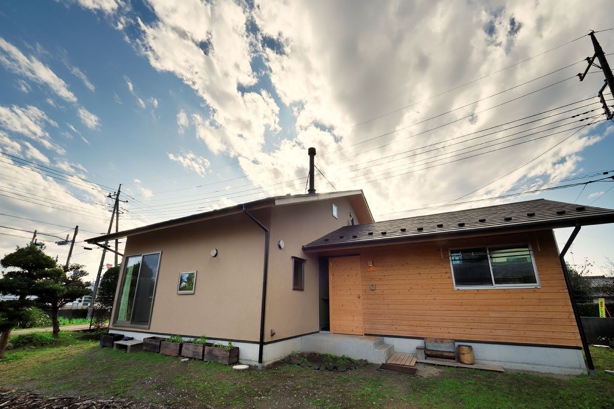 ジブログデザイン 2階建てと平屋のよさを融合した「1.5階建ての家」。家に居ながらにして緑の風を感じる寛ぎの住まいの建築実例画像10