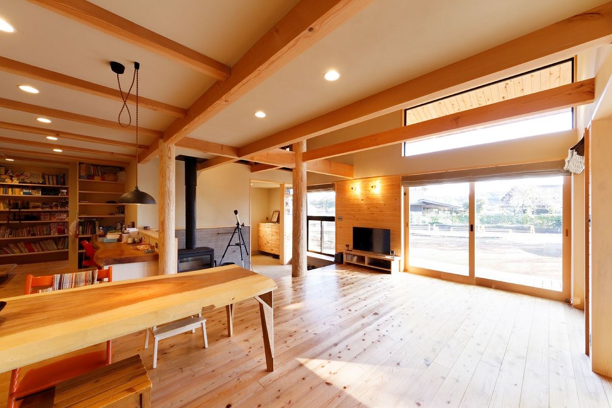 ジブログデザイン 【本体価格3,000万円台】光や風を感じ、自然の中にいるような安らぎを生み出す「大きな幹の家」の建築実例画像2