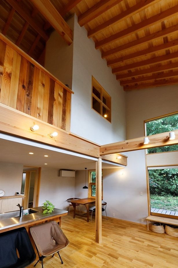 ジブログデザイン 借景を取り込み、天然素材に溢れ、室内にいても自然を感じられる癒しの空間。そこで過ごす、寛ぎの時間の建築実例画像