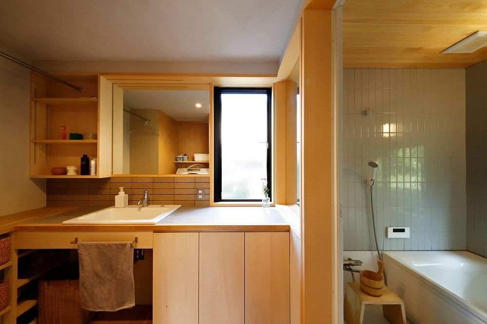 ジブログデザイン 借景を取り込み、天然素材に溢れ、室内にいても自然を感じられる癒しの空間。そこで過ごす、寛ぎの時間の建築実例画像4