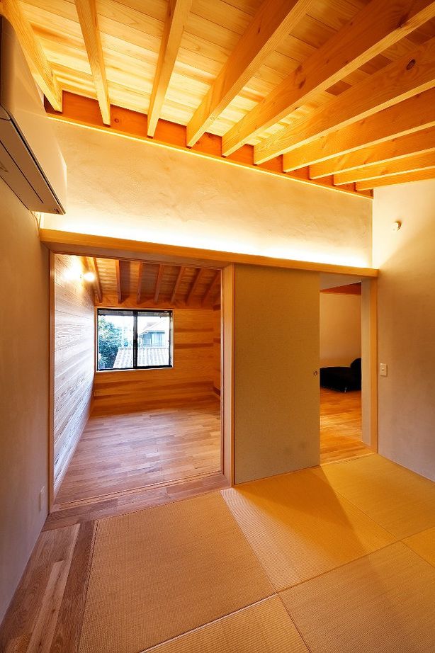 ジブログデザイン 借景を取り込み、天然素材に溢れ、室内にいても自然を感じられる癒しの空間。そこで過ごす、寛ぎの時間の建築実例画像6
