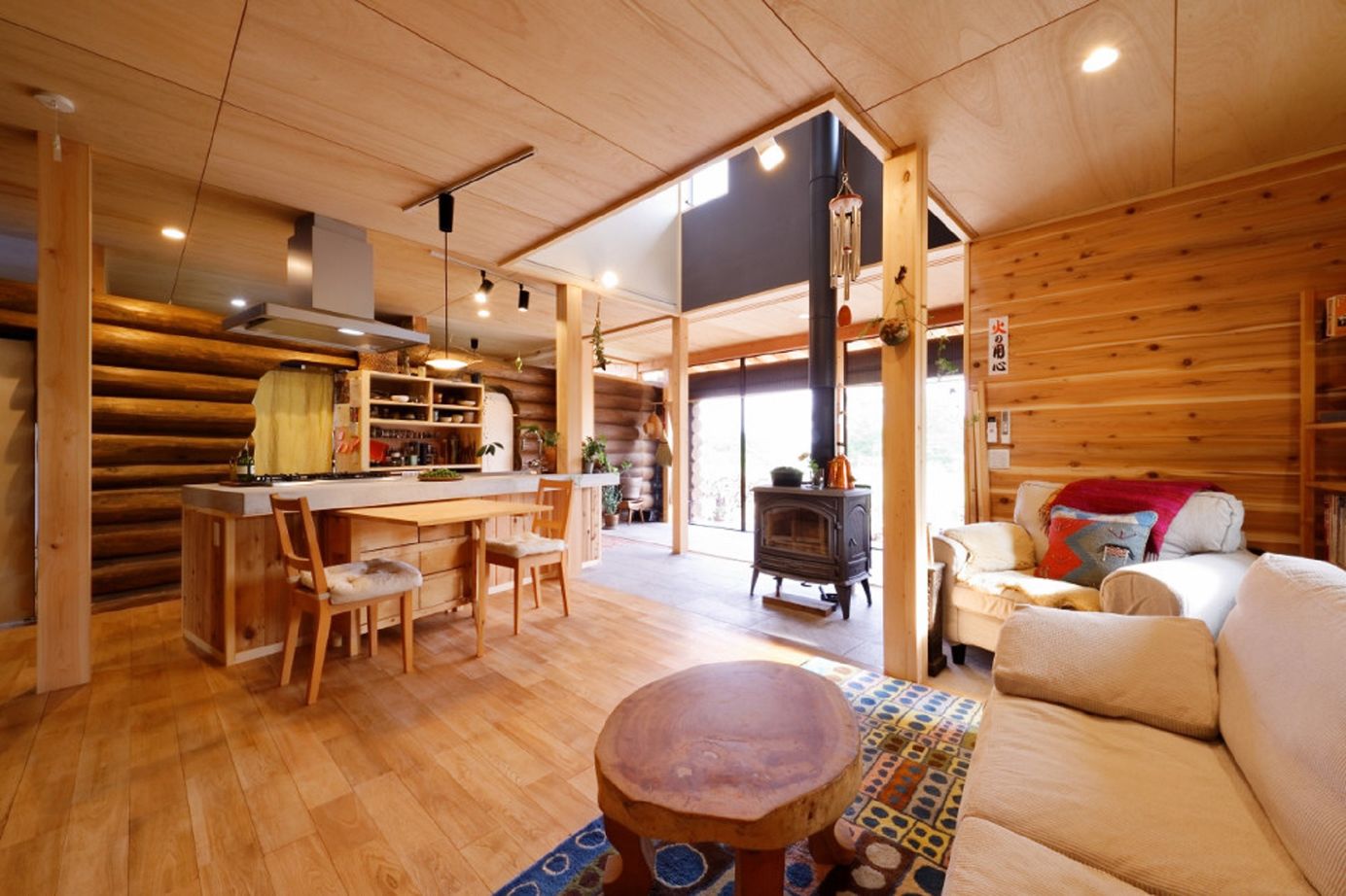 ジブログデザイン インナーテラスが内と外を繋ぎ、時をはぐくむ薪ストーブのある家の建築実例画像