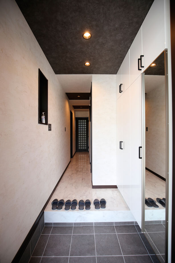 ヤマイチ住建 【大阪市/2000万円台/狭小/3階建て】一見、2階建て。室内外をグレー×木目で統一した都会的な住まいの建築実例画像9