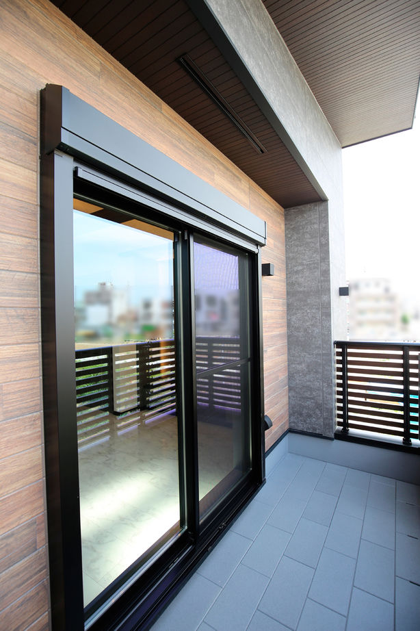 ヤマイチ住建 【大阪市/2000万円台/狭小/3階建て】一見、2階建て。室内外をグレー×木目で統一した都会的な住まいの建築実例画像10