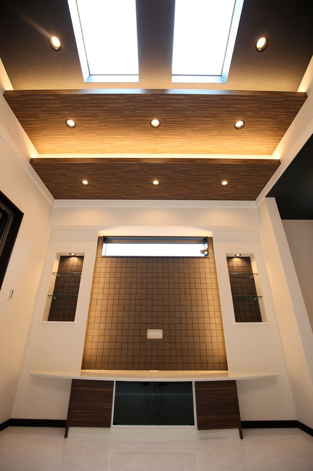 ヤマイチ住建 【大阪市/3階建て/2000万円台】3段折り上げの勾配天井にトップライト。モダンでラグジュアリーな2階LDKの建築実例画像2