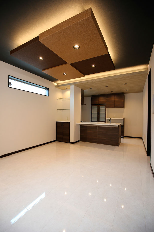 ヤマイチ住建 【大阪市/3階建て/2000万円台】3段折り上げの勾配天井にトップライト。モダンでラグジュアリーな2階LDKの建築実例画像4