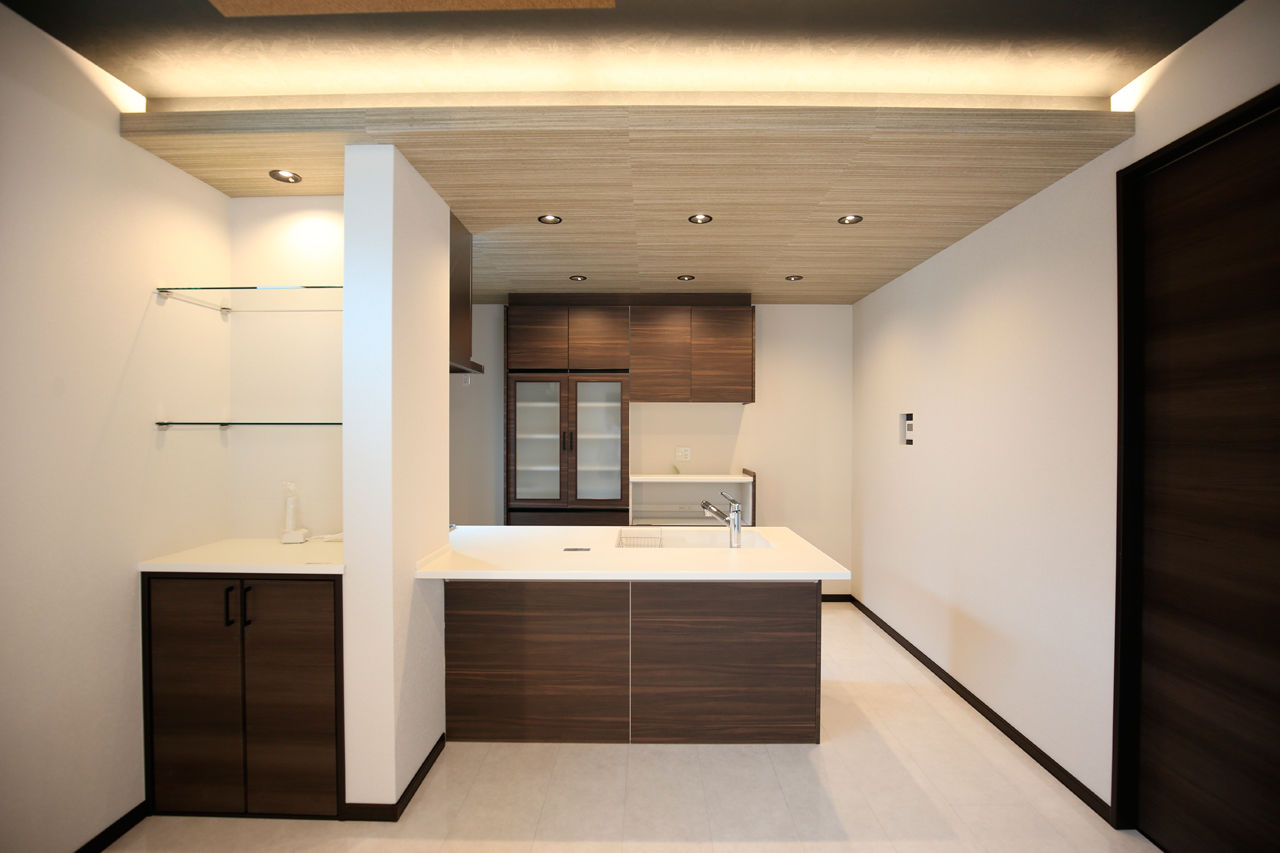 ヤマイチ住建 【大阪市/3階建て/2000万円台】3段折り上げの勾配天井にトップライト。モダンでラグジュアリーな2階LDKの建築実例画像5