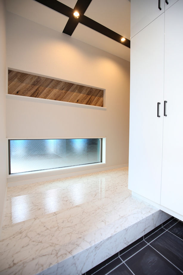 ヤマイチ住建 【大阪市/3階建て/2000万円台】3段折り上げの勾配天井にトップライト。モダンでラグジュアリーな2階LDKの建築実例画像9