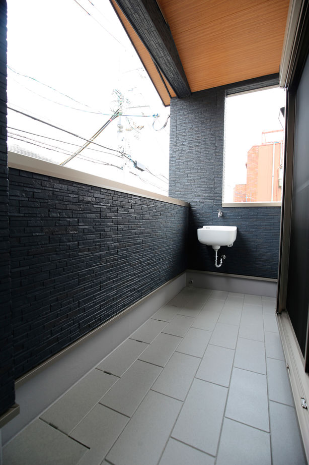 ヤマイチ住建 【大阪市/3階建て/2000万円台】3段折り上げの勾配天井にトップライト。モダンでラグジュアリーな2階LDKの建築実例画像10