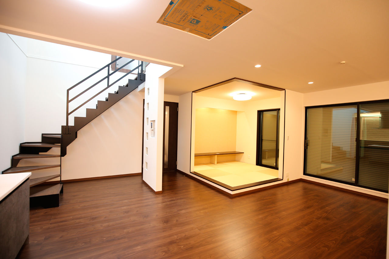 ヤマイチ住建 【東大阪市/3000万円台】天窓から光が注ぐ、アイランドキッチンのあるLDK。バルコニーでBBQも楽しめるの建築実例画像3