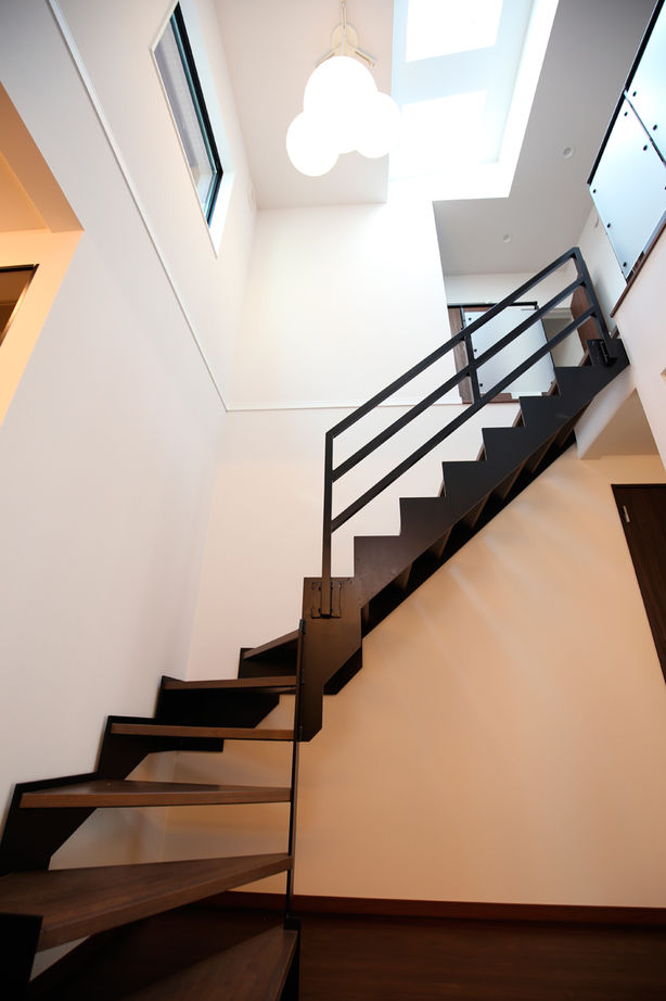 ヤマイチ住建 【東大阪市/3000万円台】天窓から光が注ぐ、アイランドキッチンのあるLDK。バルコニーでBBQも楽しめるの建築実例画像6