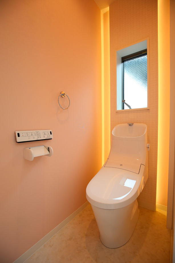 ヤマイチ住建 【大阪市/3階建て/2000万円台】凝った天井の意匠や間接照明で、オンリーワンのリビングをデザインの建築実例画像6