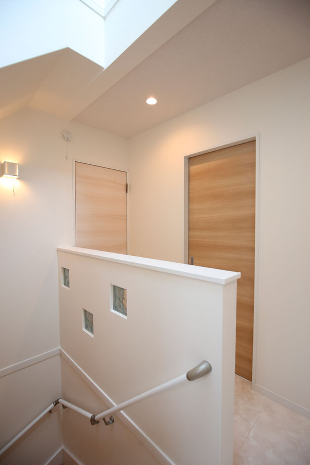 ヤマイチ住建 【大阪市/3階建て/2000万円台】凝った天井の意匠や間接照明で、オンリーワンのリビングをデザインの建築実例画像8