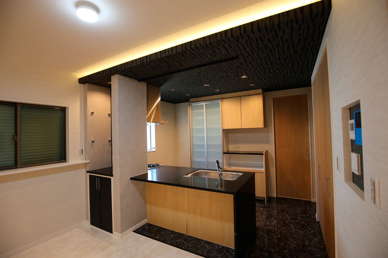 ヤマイチ住建 【大阪市/3階建て/2000万円台】白いフロアに黒いキッチン。光のラインが形づくるクールモダンな住まいの建築実例画像2