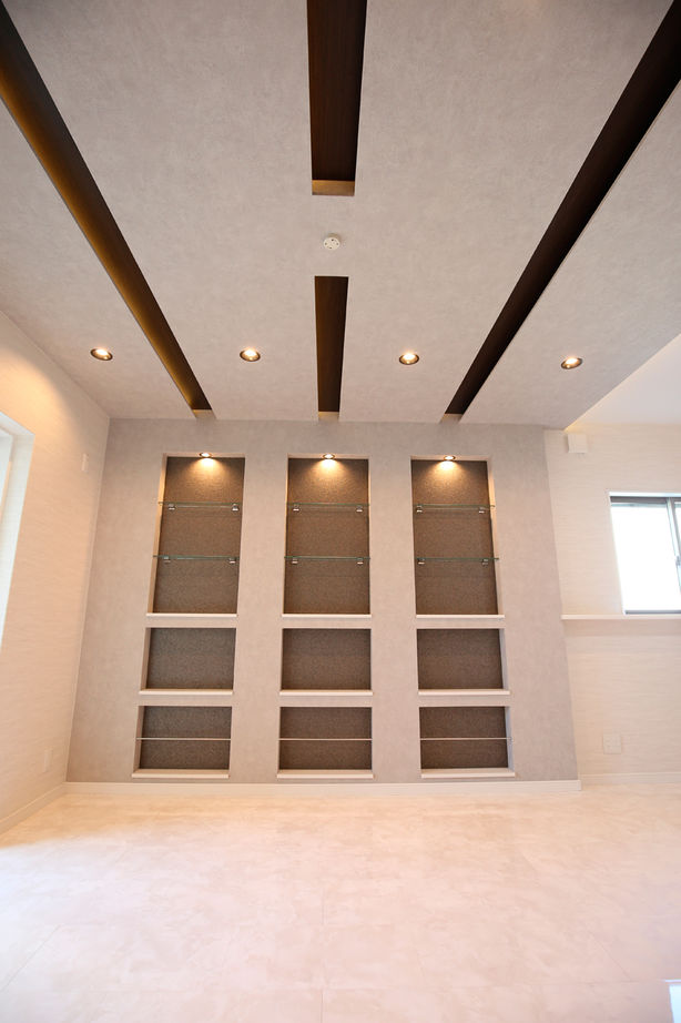 ヤマイチ住建 【大阪市/3階建て/2000万円台】白いフロアに黒いキッチン。光のラインが形づくるクールモダンな住まいの建築実例画像4