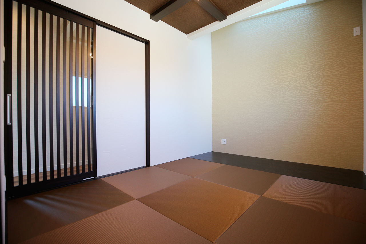 ヤマイチ住建 【大阪市/3階建て/2000万円台】白いフロアに黒いキッチン。光のラインが形づくるクールモダンな住まいの建築実例画像6