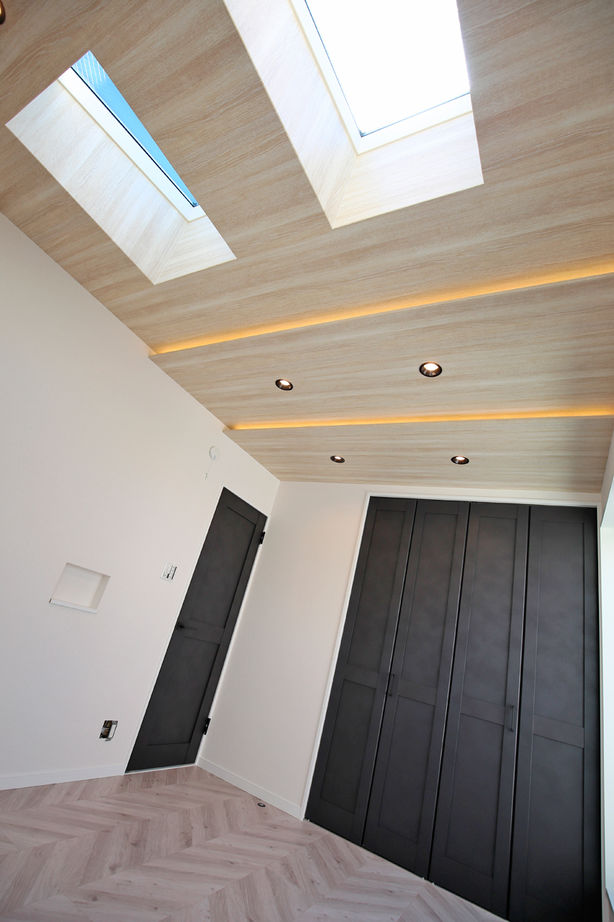 ヤマイチ住建 【大阪市/3階建て/2000万円台】白いフロアに黒いキッチン。光のラインが形づくるクールモダンな住まいの建築実例画像8