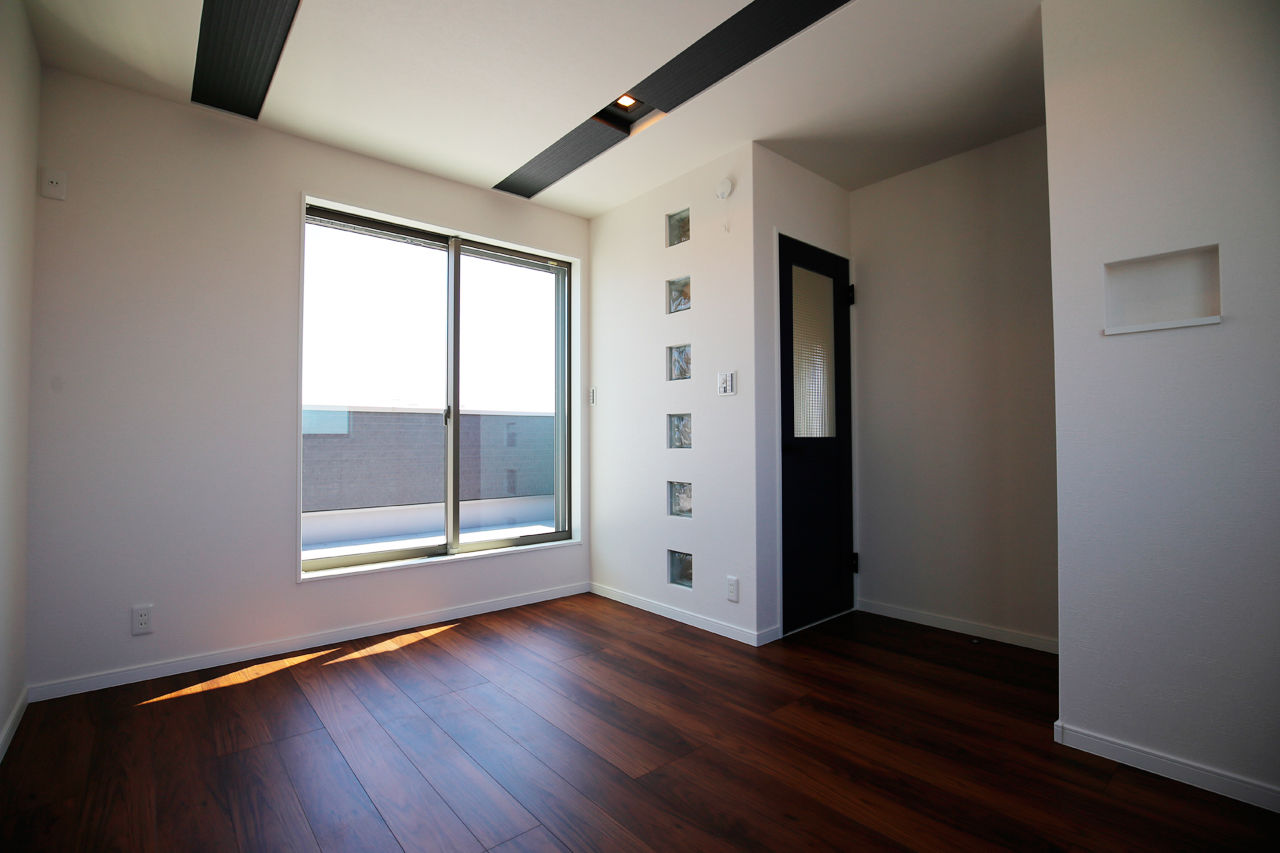 ヤマイチ住建 【大阪市/3階建て/2000万円台】白いフロアに黒いキッチン。光のラインが形づくるクールモダンな住まいの建築実例画像9