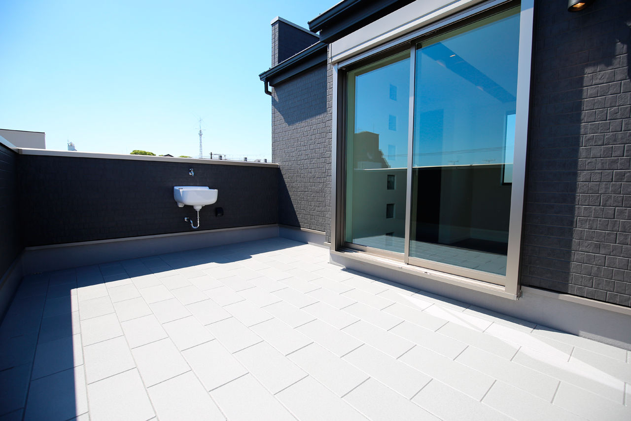 ヤマイチ住建 【大阪市/3階建て/2000万円台】白いフロアに黒いキッチン。光のラインが形づくるクールモダンな住まいの建築実例画像10