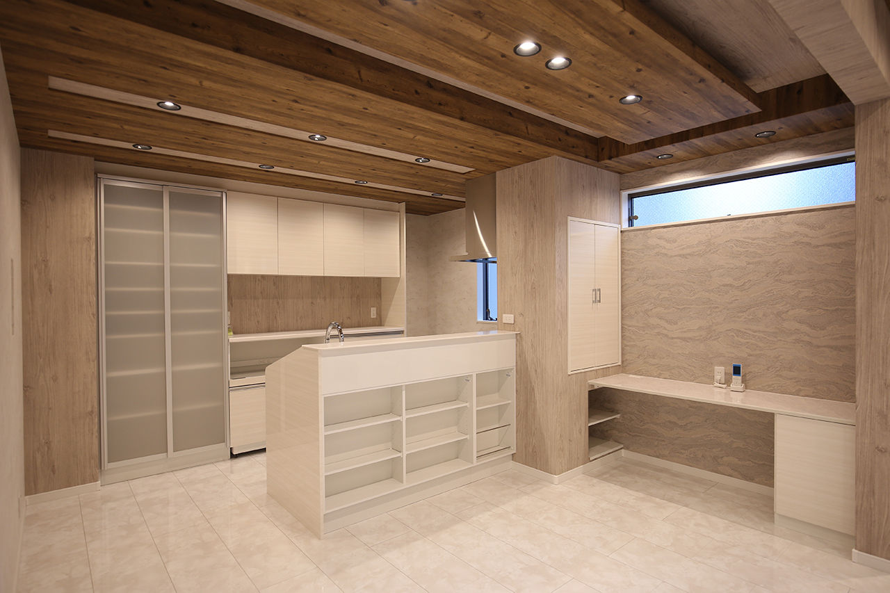 ヤマイチ住建 【大阪市/2000万円台/狭小/3階建て】勾配天井×トップライトで開放感たっぷりにくつろげるLDKの建築実例画像2