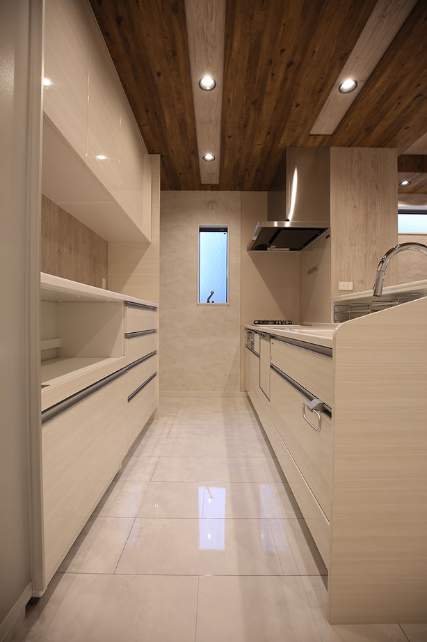 ヤマイチ住建 【大阪市/2000万円台/狭小/3階建て】勾配天井×トップライトで開放感たっぷりにくつろげるLDKの建築実例画像4