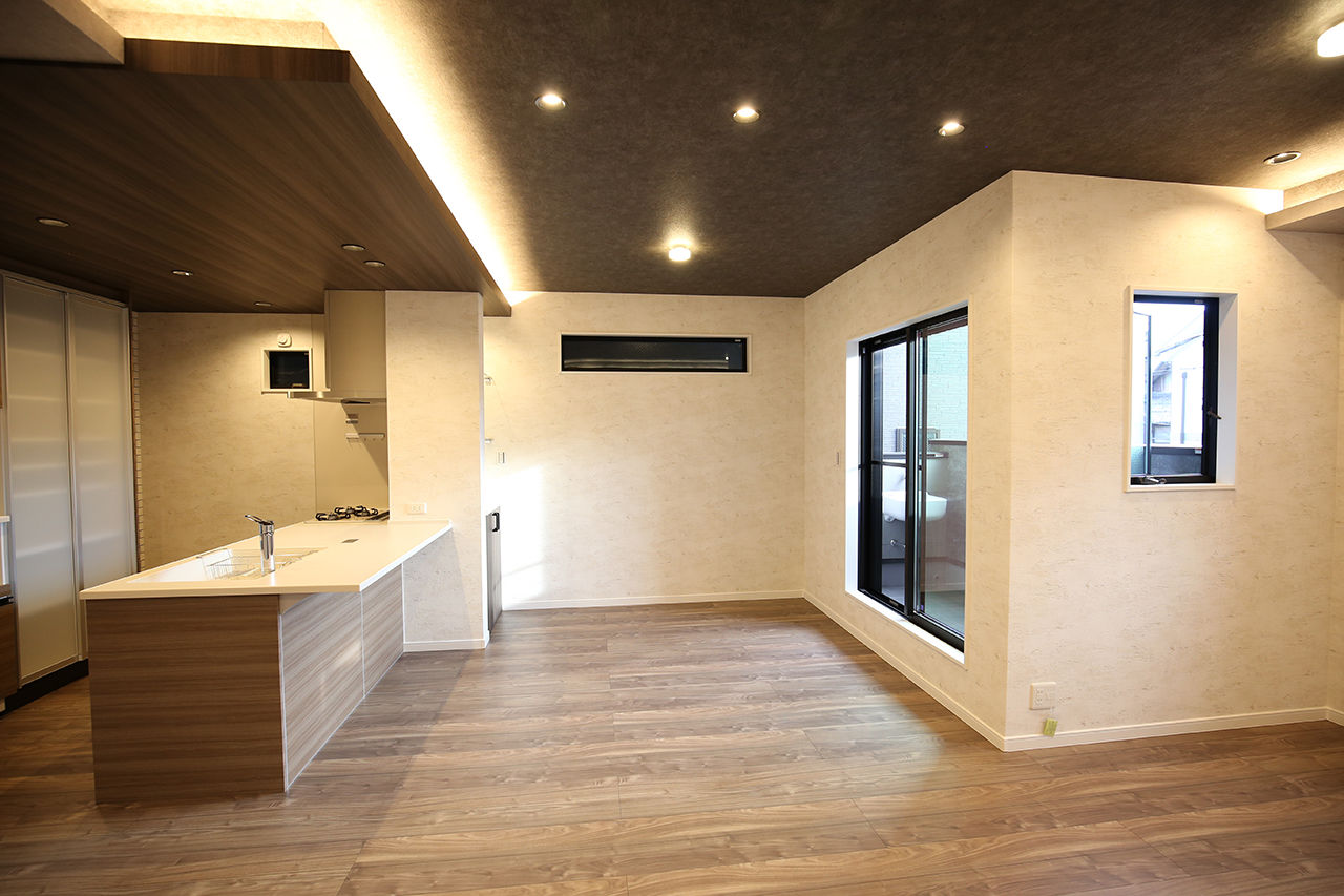 ヤマイチ住建 【大阪市/2000万円台/狭小/3階建て】木目調×間接照明でリラックスできる上質感漂う住まいの建築実例画像2