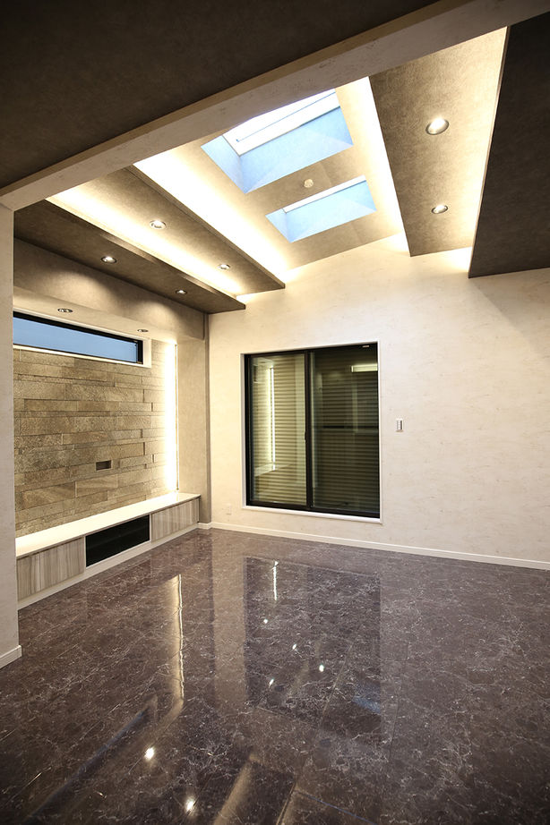 ヤマイチ住建 【大阪市/2000万円台/狭小/3階建て】トップライトから自然光が射し込む2階LDK。高級感あふれる住まいの建築実例画像3