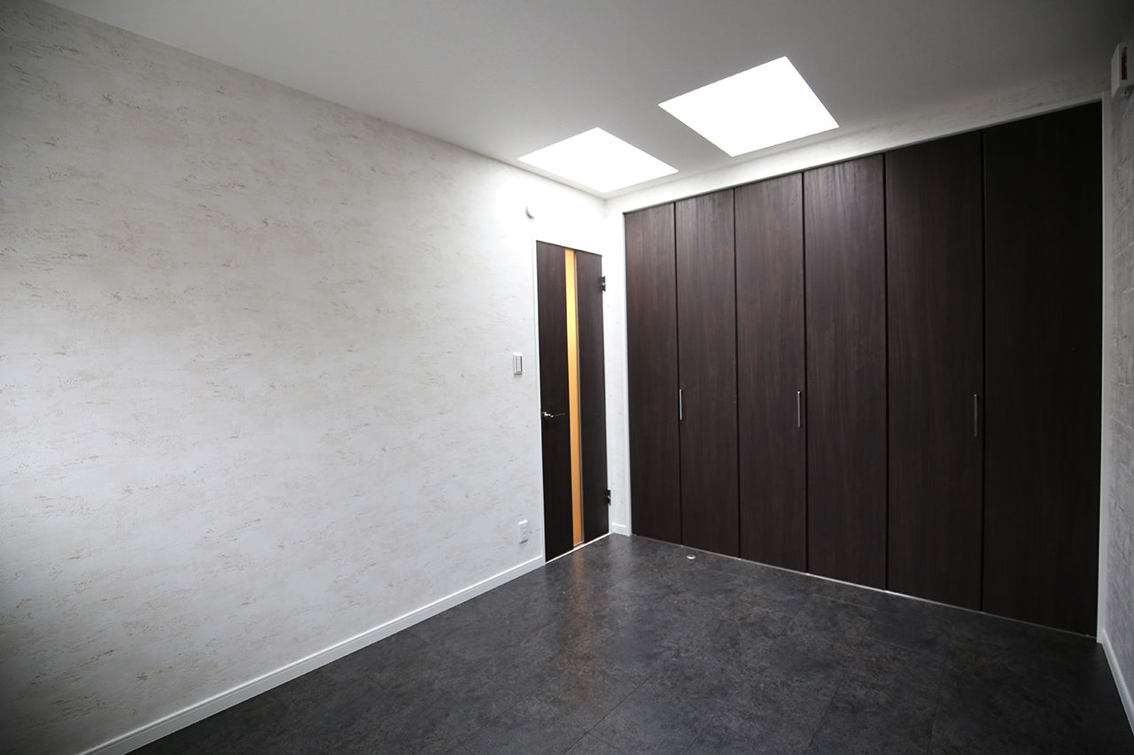 ヤマイチ住建 【大阪市/2000万円台/狭小/3階建て】トップライトから自然光が射し込む2階LDK。高級感あふれる住まいの建築実例画像6