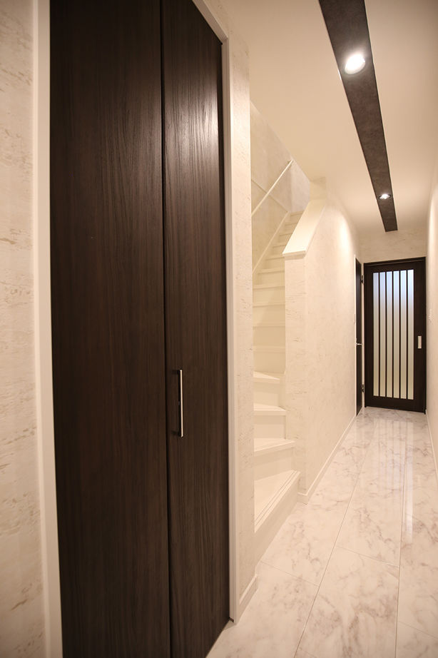 ヤマイチ住建 【大阪市/2000万円台/狭小/3階建て】トップライトから自然光が射し込む2階LDK。高級感あふれる住まいの建築実例画像7